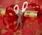 Инструменты для упаковки подарков праздника: ножницы, бумагу и ленту для галстука